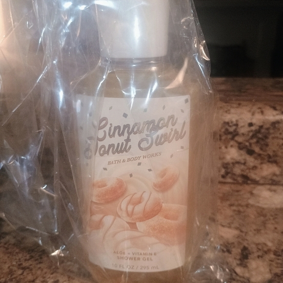 Bath & Body Works Cinnamon Donut Swirl Shower Gel. New. - Picture 5 of 5